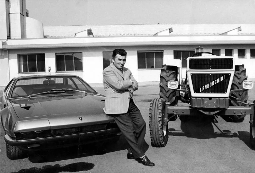 Ferruccio Lamborghini cu un Jarama și un tractor al mărcii sale, 1970